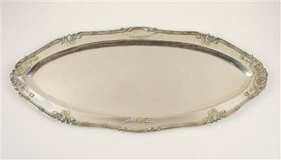 A large fish platter made of silver with floral and arabesque decoration, Georg Wilhelm Wulff, Vienna, by May 1922 - Jugendstil e arte applicata del XX secolo