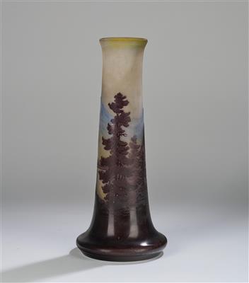 Hohe Vase mit einer Berglandschaft, einem Bergsee und hohen Bäumen, Emile Gallé, Nancy, 1908-20 - Jugendstil & Angewandte Kunst des 20. Jahrhunderts