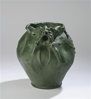 Vase mit Fischmotiv als Ausguss, diese Ausführung, wohl das originale Terracotta-Modell stammt von Paul-Francois Berthoud. - Jugendstil & Angewandte Kunst des 20. Jahrhunderts