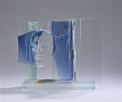 Bente Bonné (Denmark, 1929-1996), a glass sculpture: sculptural representation of an expressive head in partial view, on a graded surface, 1992 - Dalla Collezione Schedlmayer  II