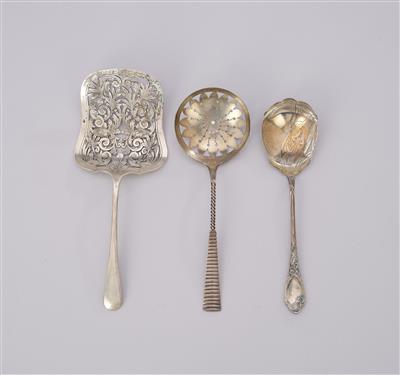 Three silver serving parts: cream spoon, castor spoon and asparagus servers with floral motifs, early 20th/late 19th century. - Sbírka Schedlmayer II