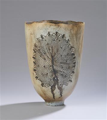 Mira Schlatter, Vase mit Netzauflagen - Aus der Sammlung Schedlmayer II – Kleinode des Jugendstils und angewandte Kunst des 20. Jahrhunderts