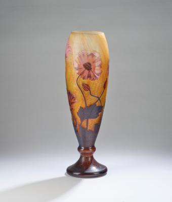 A tall vase with mountain anemones, Daum, Nancy, c. 1918-25 - Secese a umění 20. století