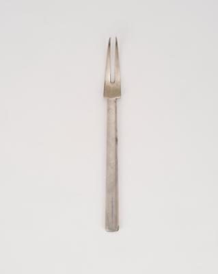 Josef Hoffmann, a roast serving fork made of silver-plated nickel silver (work no.: M 917) from the cutlery service "Round Model", executed by Wenzel Bachmann & Co., Vienna, Wiener Werkstätte, 1908-13 - Secese a umění 20. století