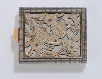 A lidded box (make up mirror and powder compact) with openwork butterflies and floral motifs, partly made of gilt silver with rubies, Boucheron, Paris, c. 1950 - Jugendstil and 20th Century Arts and Crafts