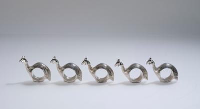 Fünf Serviettenringe aus Sterlingsilber in Form von afrikanischen Perlhühnern, Südafrika, 20. Jahrhundert - Jugendstil & Angewandte Kunst des 20. Jahrhunderts