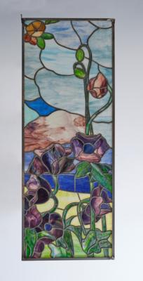 Großes farbig marmoriertes Glasfenster in Bleiverglasung mit floralem Dekor vor farbig abgestuftem Landschaftshintergrund, um 1900/1920 - Jugendstil & Angewandte Kunst des 20. Jahrhunderts