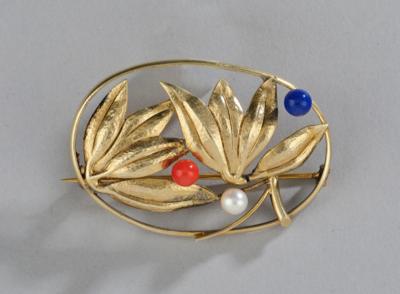 An oval brooch made of gilt silver with leaf decor, one pearl and two gems, Vienna, as of May 1922 - Jugendstil e arte applicata del XX secolo