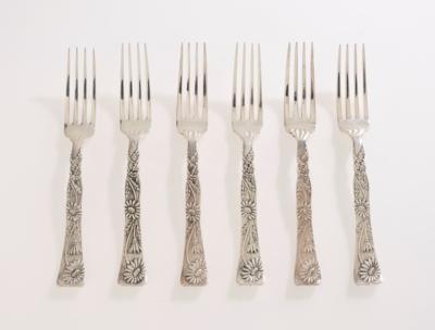 Six hors d’oeuvre “Vine” forks with “Daisies” motif made of silver and sterling silver, designed by Edward C. Moore, executed by Tiffany & Co., New York and Vincenz Carl Dub, Vienna, c. 1922 - Secese a umění 20. století