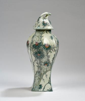 A covered vase made of eggshell porcelain with thistle motifs, painted décor by Samuel Schellink, 1899, executed by Haagsche Plateelbakkerij Rozenburg, The Hague, 1899 - Jugendstil e arte applicata del XX secolo