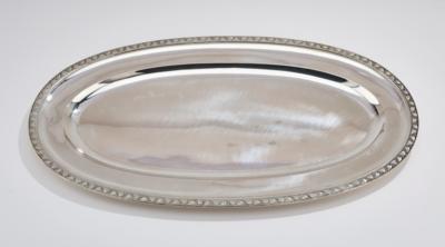 Großes ovales Silbertablett mit stilisierter Blattbordüre, Firma Eduard Friedmann, Wien, bis Mai 1922 - Jugendstil & Angewandte Kunst des 20. Jahrhunderts