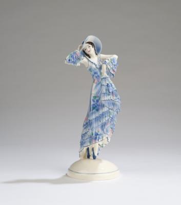Josef Lorenzl, a young lady with a large hat (posing) standing on a round base, model number 6229, designed in around 1930, executed by Wiener Manufaktur Friedrich Goldscheider, by c. 1941 - Jugendstil e arte applicata del XX secolo