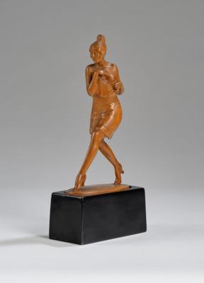 Josef Lorenzl (Wien, 1872-1950), schreitende Frauenfigur aus Holz, Entwurf: Wien, um 1930 - Jugendstil & Angewandte Kunst des 20. Jahrhunderts