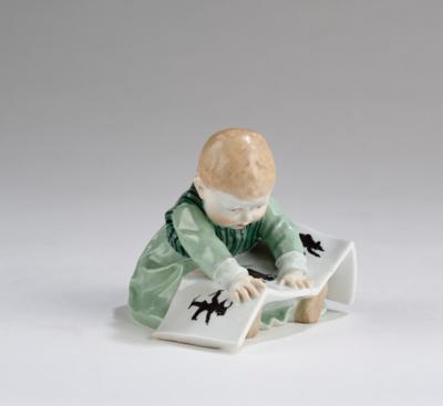 Konrad Hentschel (1872-1907), a seated child with a picture book (“sitzendes Kind mit Bilderbuch”) with scenes from Heinrich Hoffmann’s “Struwwelpeter”, designed in 1904-07, model number U 149, Meissen Porcelain Factory, 1924-34 - Jugendstil e arte applicata del XX secolo