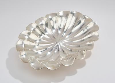 An oval silver bowl on four feet, Vienna, by May 1922 - Jugendstil e arte applicata del XX secolo