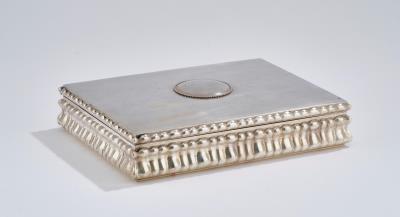 A rectangular silver box with round application and beaded decoration, Jarosinski  &  Vaugoin, Vienna, as of May 1922 - Secese a umění 20. století