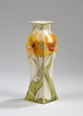 A unique vase made of eggshell porcelain with floral motifs, executed Haagsche Plateelbakkerij Rozenburg, The Hague 1908 - Jugendstil e arte applicata del XX secolo