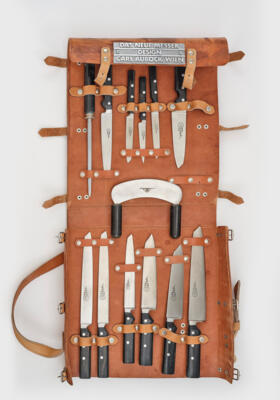 “Das Neue Messer Design, Carl Auböck, Wien”, a leather presentation bag with eleven knives, a slicer and a sharpener - Jugendstil and 20th Century Arts and Crafts