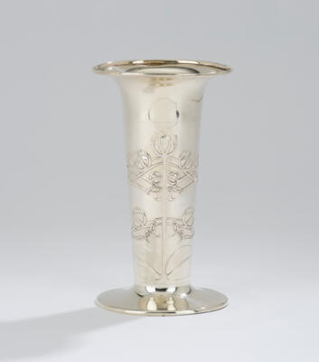 Archibald Knox, a sterling silver vase with floral decoration, Birmingham, 1901, for Liberty & Co, London - Jugendstil and 20th Century Arts and Crafts