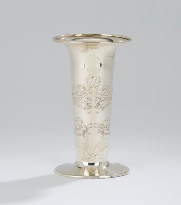 Archibald Knox, a sterling silver vase with floral decoration, Birmingham, 1901, for Liberty & Co, London - Jugendstil e arte applicata del XX secolo