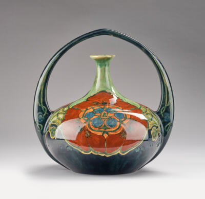 A large handled vase, model number 935, Haagsche Plateelbakkerij Rozenburg, c. 1898 - Secese a umění 20. století