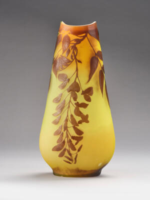 A tall vase “Glycines”, Emile Gallé, Nancy, c. 1920 - Jugendstil e arte applicata del XX secolo