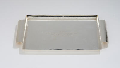 Tablett mit Henkeln aus Silber, Vincenz Carl Dub, Wien, ab Mai 1922 - Jugendstil & Angewandte Kunst des 20. Jahrhunderts