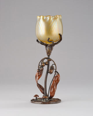 Vase in Form einer Blüte von Johann Lötz Witwe, Klostermühle, für E. Bakalowits Söhne, Wien mit Bronzemontierung in Form von Maiglöckchen, am Fuß mit Pilzen, um 1902 - Jugendstil & Angewandte Kunst des 20. Jahrhunderts