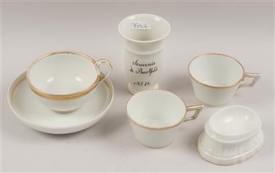 1 Tasse mit Untertasse, 1 Henkelbecher, 2 Tassen, 1 Salzschälchen, - Antiques