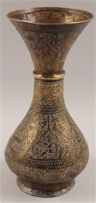 Persien: Metall-Vase aus Messing, mit reichem Dekor. - Antiques