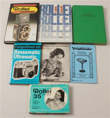 Eine Sammlung von 31 Büchern und Katalogen zu Fotoapparaten: - Antiquariato