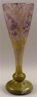 Vase mit Flieder, Schmetterling und Insekt, - Antiquariato