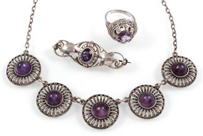 Halskette, Brosche und Ring, - Antiques