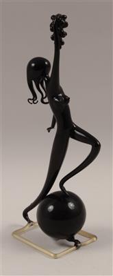 Mädchenfigur mit Traube, - Antiques