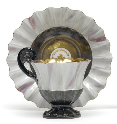 Muscheltasse mit Untertasse, - Antiquariato