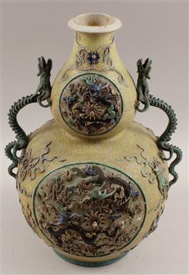 Vase mit Drachenhenkeln, - Antiques