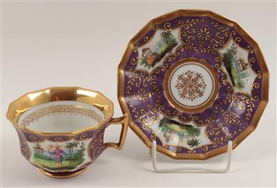 Tasse und Untertasse mit Chinoiserien, - Antiquariato