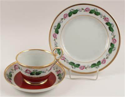 Teetasse mit Untertasse und Dessertteller, - Antiques