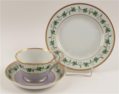 Teetasse mit Untertasse und Dessertteller, - Antiques
