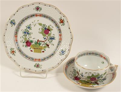 7 Tassen mit Untertassen, 7 Dessertteller, - Antiques