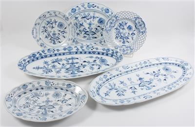 2 Zwiebelmuster-Fischplatten,2 ovale Platten, 1 runde Platter, 1 Gitterteller, - Antiques