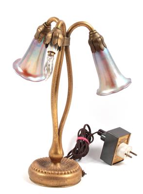 Dreiflammige Tischlampe, sogen. "Lilylamp", - Antiquariato