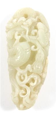Jadeschnitzerei eines Drachen auf Lotusblatt, - Antiquitäten