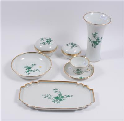 3 Mokkatassen mit Untertassen, 2 Deckeldosen, 1 Platte, 1 Schale, 1 Vase, - Antiquariato