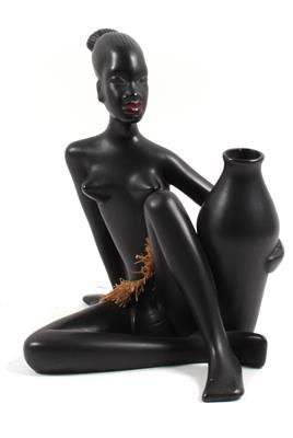 Sitzende Schwarzafrikanerin mit Vase, - Starožitnosti