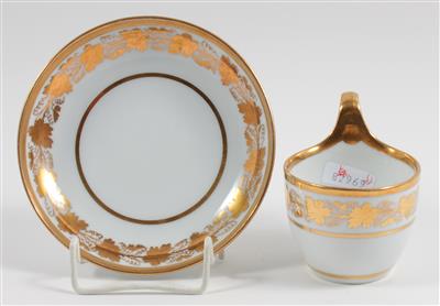 Tasse und Untertasse mit goldenem Weinblattfries, - Antiques