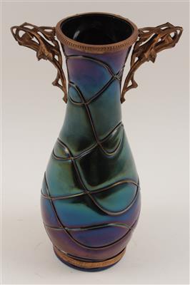Vase in vergoldeter Metallfassung, - Antiques
