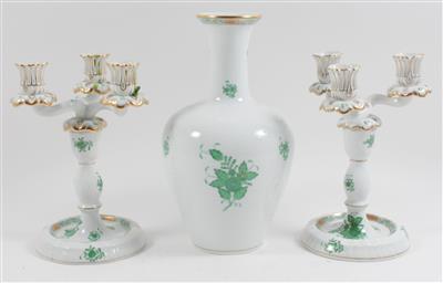 Vase und Paar Kerzenleuchter mit je 3 Armen, - Antiques