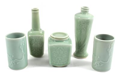 1 Paar Seladonvasen oder Pinselbecher, 2 Vasen, 1 Deckelgefäß, - Antiques