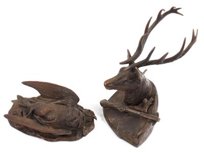 Hirschtrophäe mit Amboss, erlegtes Rebhuhn, - Antiquitäten